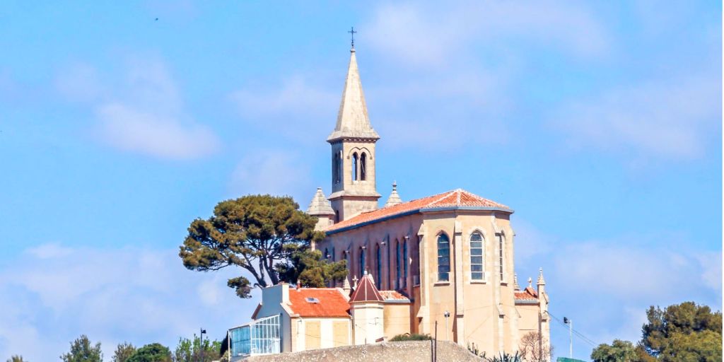 Vue emblématique du quartier Le Cabot à Marseille 9e, entre ville et nature – Immobilier Le Cabot Marseille 9e