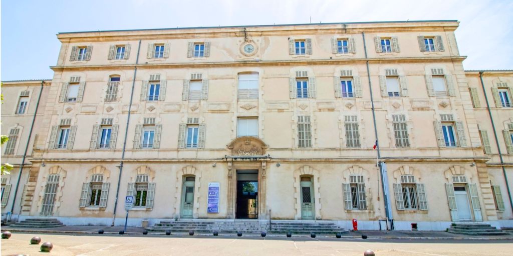 Immobilier à Sainte-Marguerite Marseille 9e – vue du quartier résidentiel avec immeuble emblématique proche des grands axes et des services du 13009.