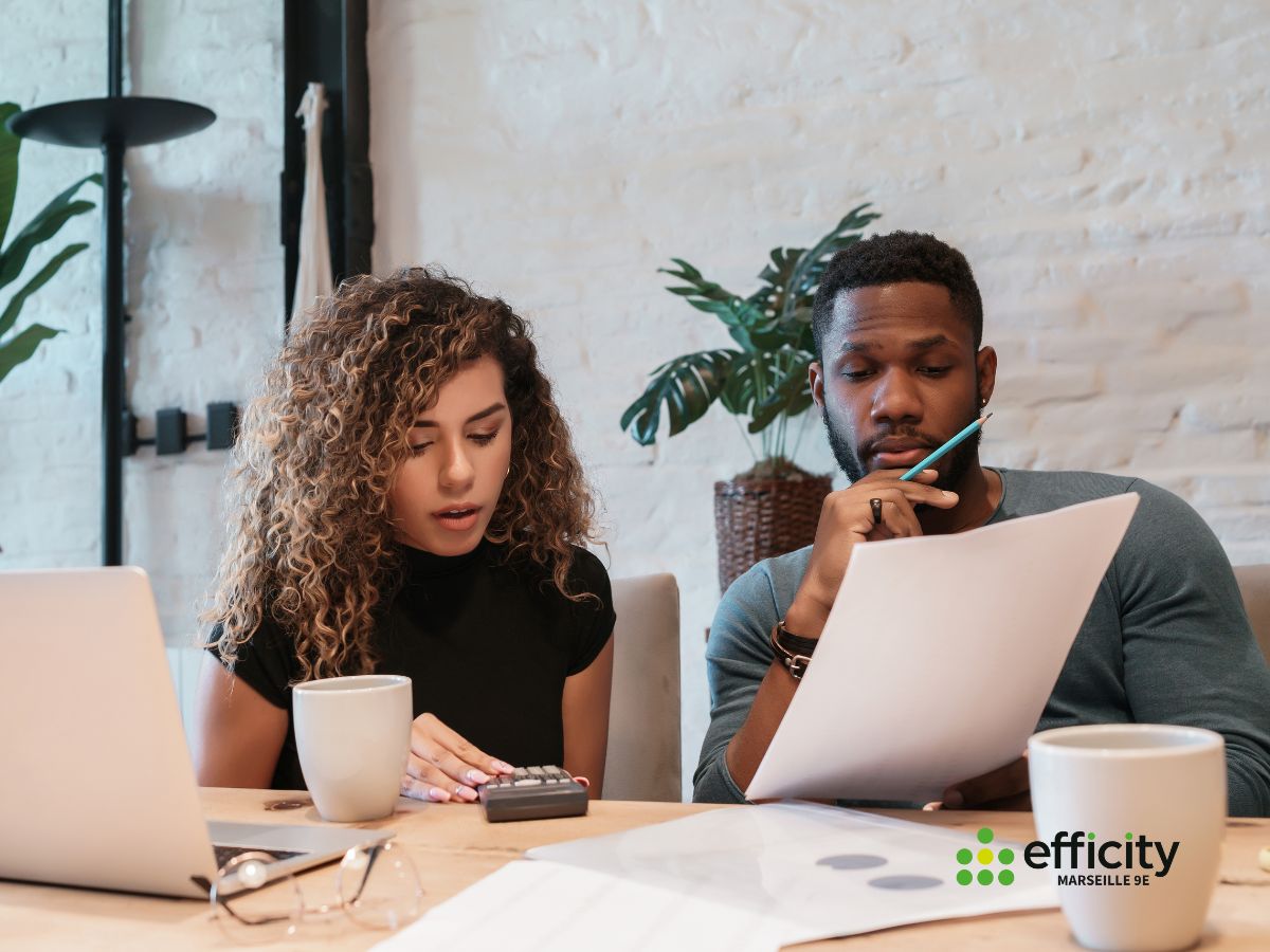 Vendeur préparant les obligations du vendeur à Marseille avant la mise en vente de son bien immobilier