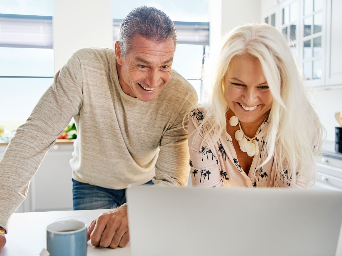 Couple consultant une Estimation immobilière à Marseille 9e – Llinares Immobilier