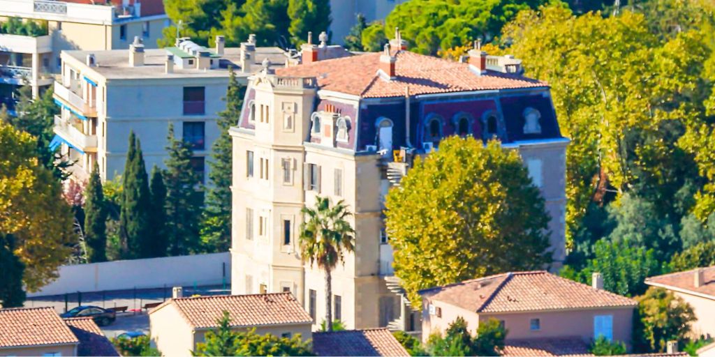 Immobilier à La Panouse Marseille 9e – vue du quartier résidentiel avec bastides bourgeoises, copropriétés arborées et paysages verdoyants du 9e arrondissement.