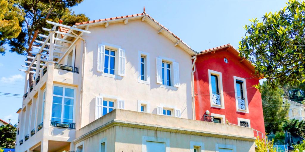 Immobilier Le Redon Marseille 9e – maison colorée avec vue dégagée, typique des résidences du quartier du Redon entre collines, Luminy et Calanques.