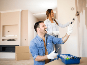 Aides pour rénover un logement ancien : couple réalisant des travaux de rénovation intérieure pour améliorer la valeur et la performance énergétique du logement.