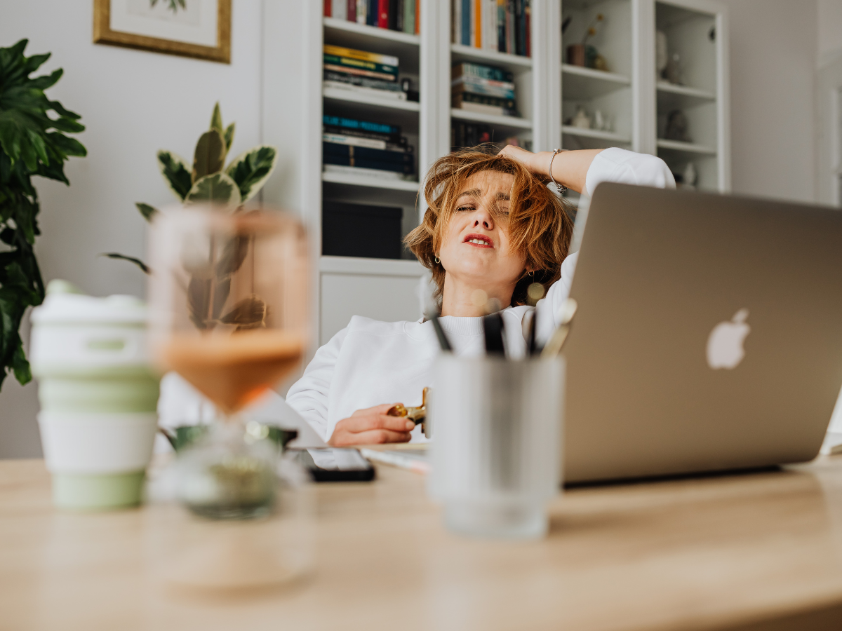 Régulariser des travaux non déclarés : propriétaire stressé face aux démarches administratives pour régulariser des travaux non déclarés avant une vente immobilière.