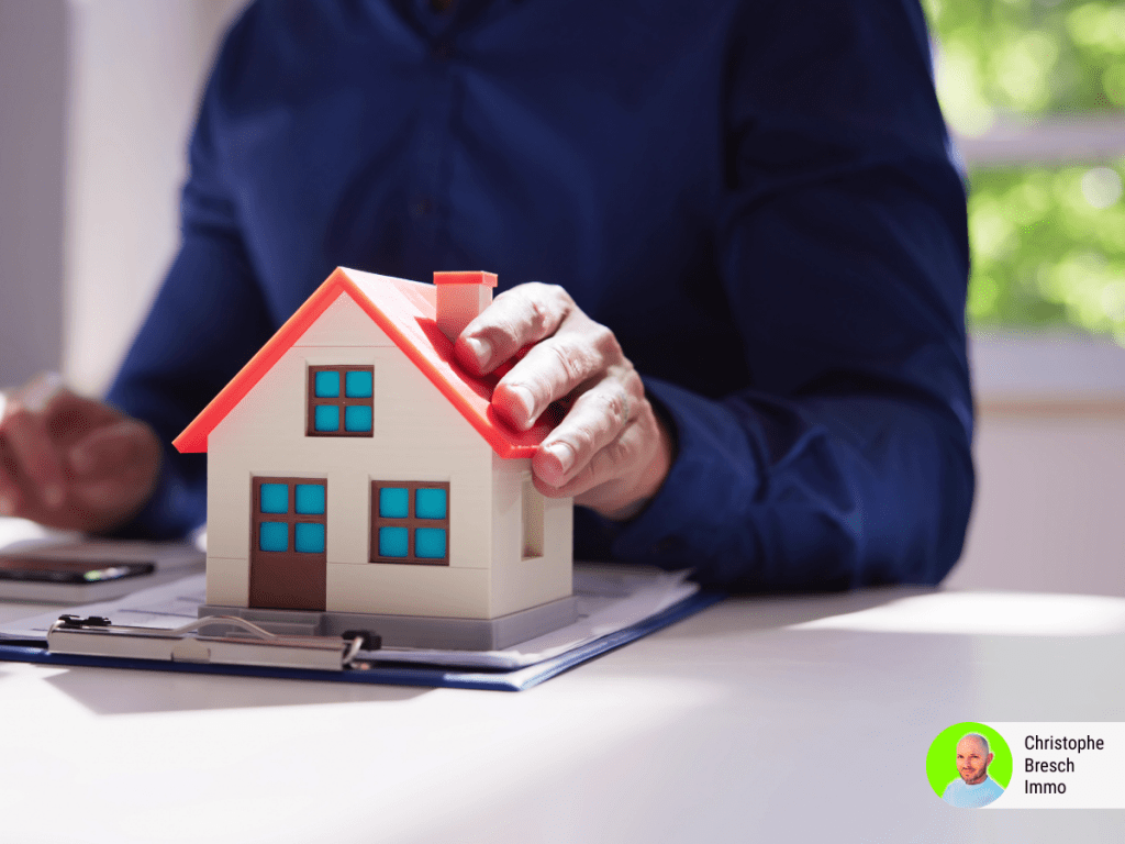 Usufruit et nue-propriété : définition | Efficity Marseille 9e Usufruit et nue-propriété : visuel du démembrement de propriété avec maison miniature, pour comprendre l’usage, les revenus, la vente et les travaux