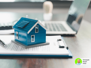 Déclarer ses revenus locatifs : maison miniature sur dossier et formulaire de déclaration fiscale pour bailleur.