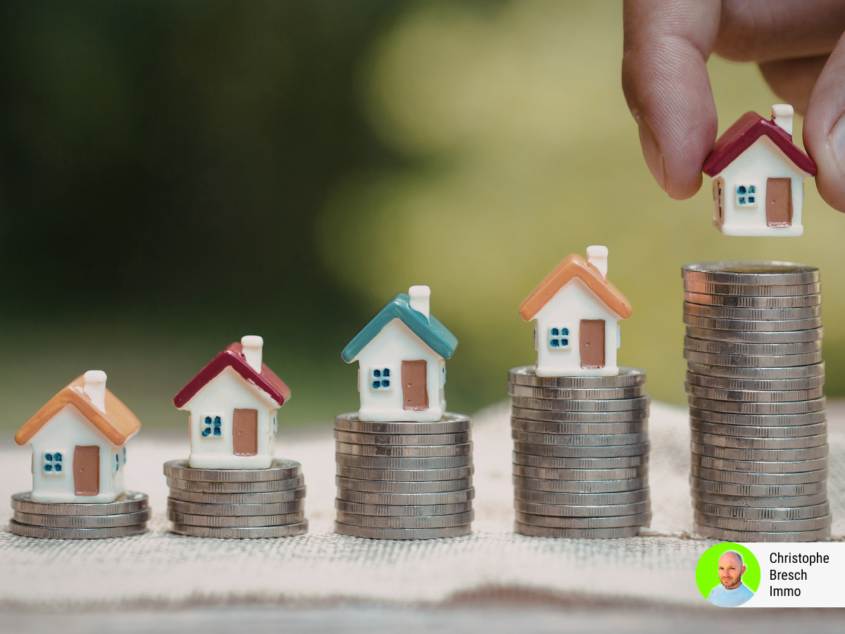 Investir dans l’immobilier en 2026 : maisons miniatures sur piles de pièces illustrant la rentabilité et la stratégie d’investissement immobilier