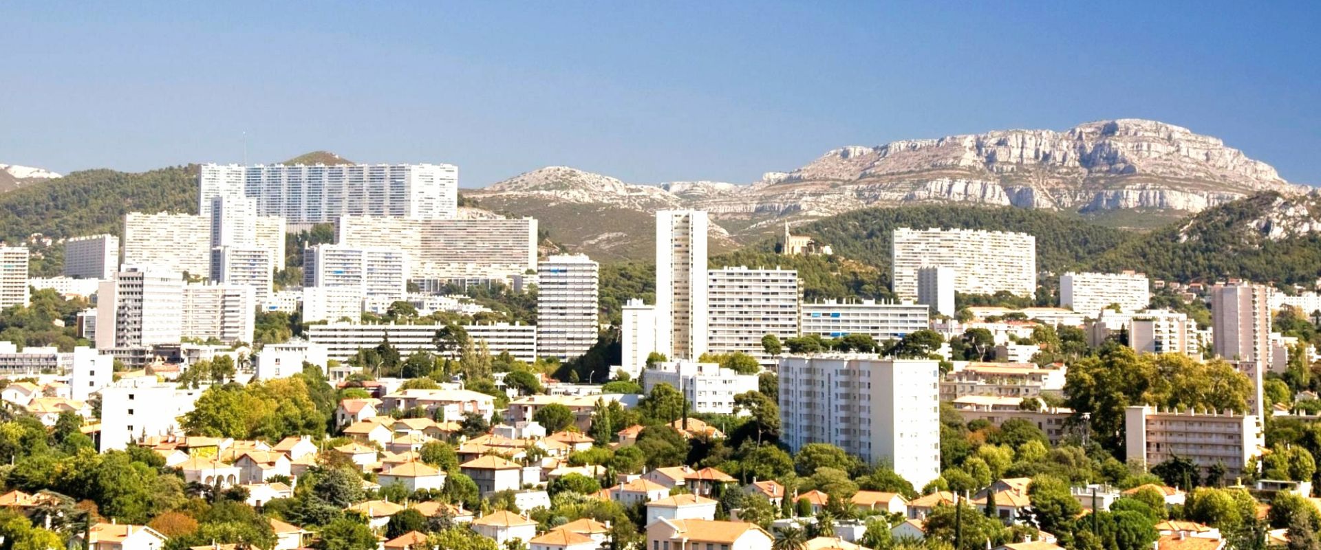 Immobilier à Marseille 9e | Efficity Marseille 9e Immobilier à Marseille 9e – vue panoramique du 9e arrondissement de Marseille avec résidences, collines et cadre résidentiel recherché – Llinares Immobilier