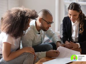 Acheteurs signant un compromis immobilier à Marseille 9e illustrant les frais de notaire en 2026